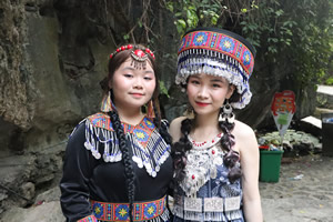 Ethnic dress (Hmong) at Hang Mua