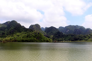 Hoa Lu Moat